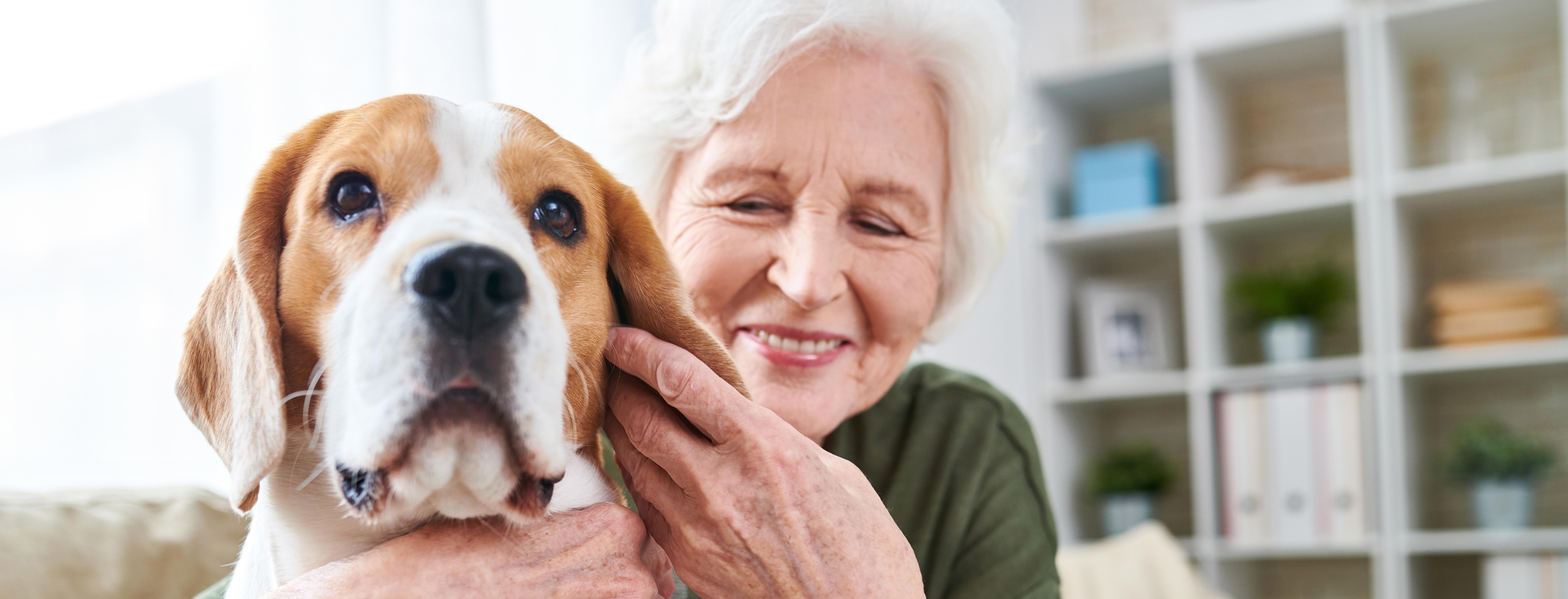 Femme adulte parlant sur le porche frontal avec une mère âgée, un utilisateur ReSound Key