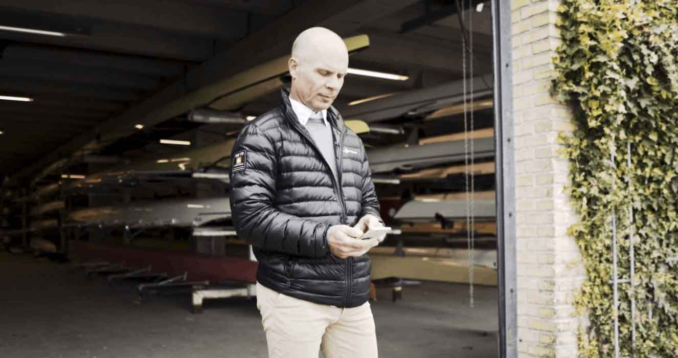 Bo Vestergaard, utente di apparecchi acustici ReSound, mentre usa ReSound Assist.