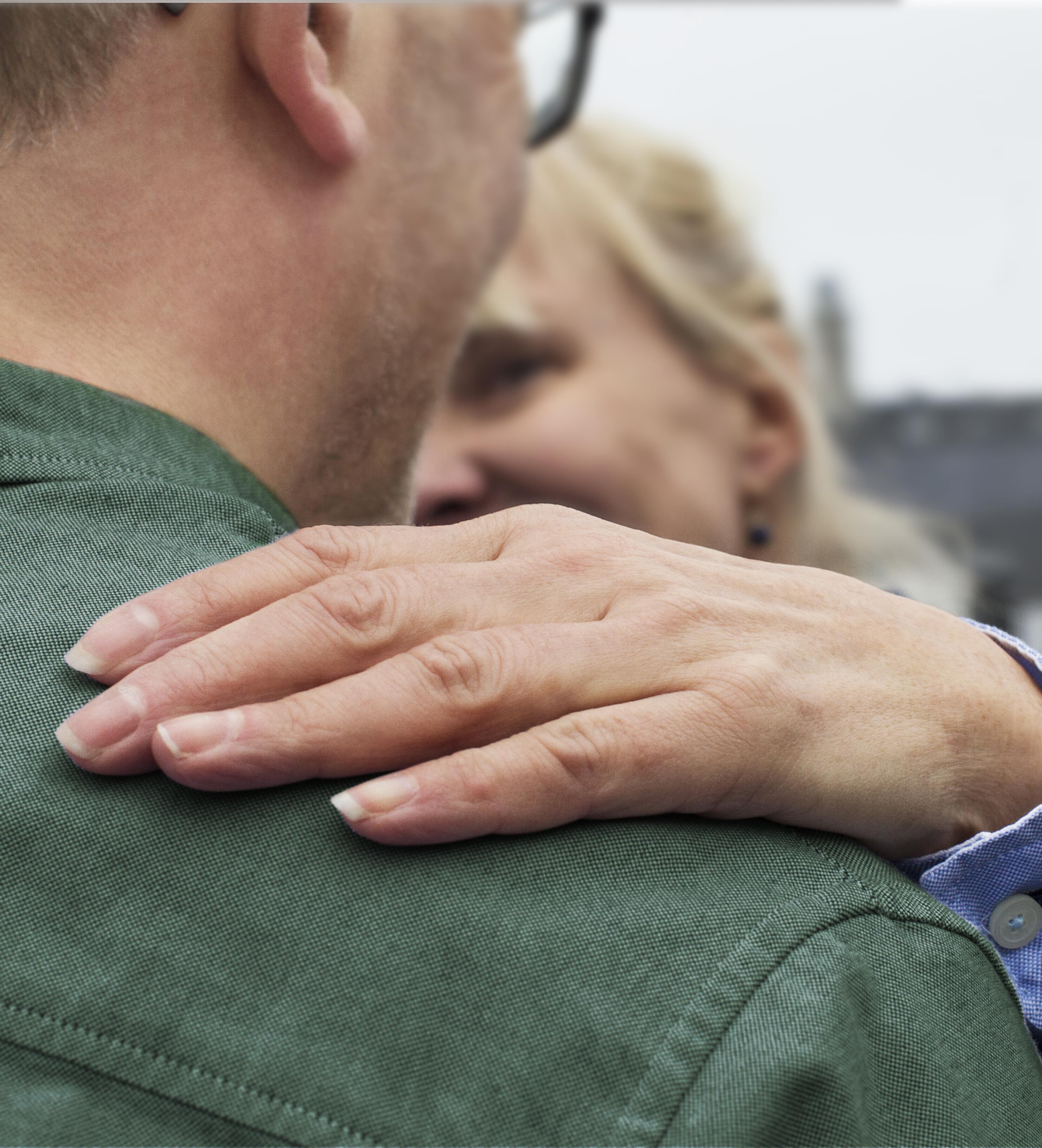 Coppia che si abbraccia.