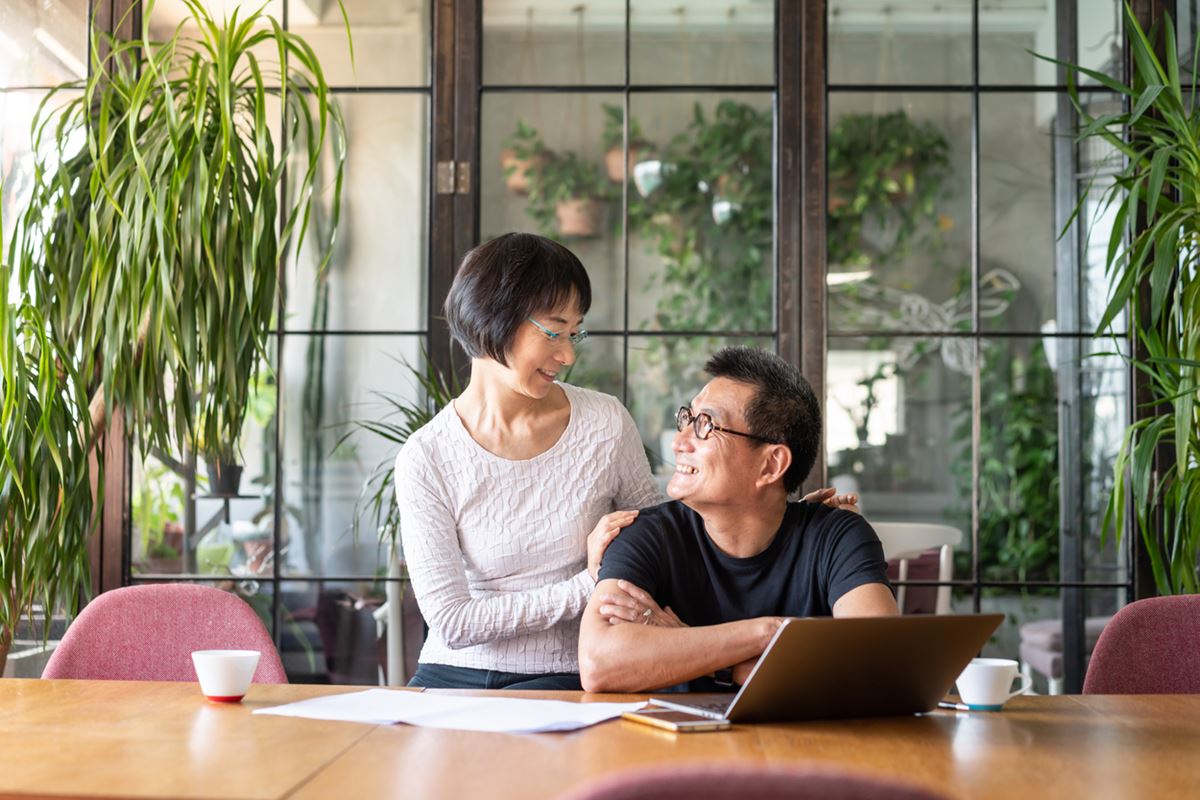 Coppia che si rilassa davanti a un tramonto.