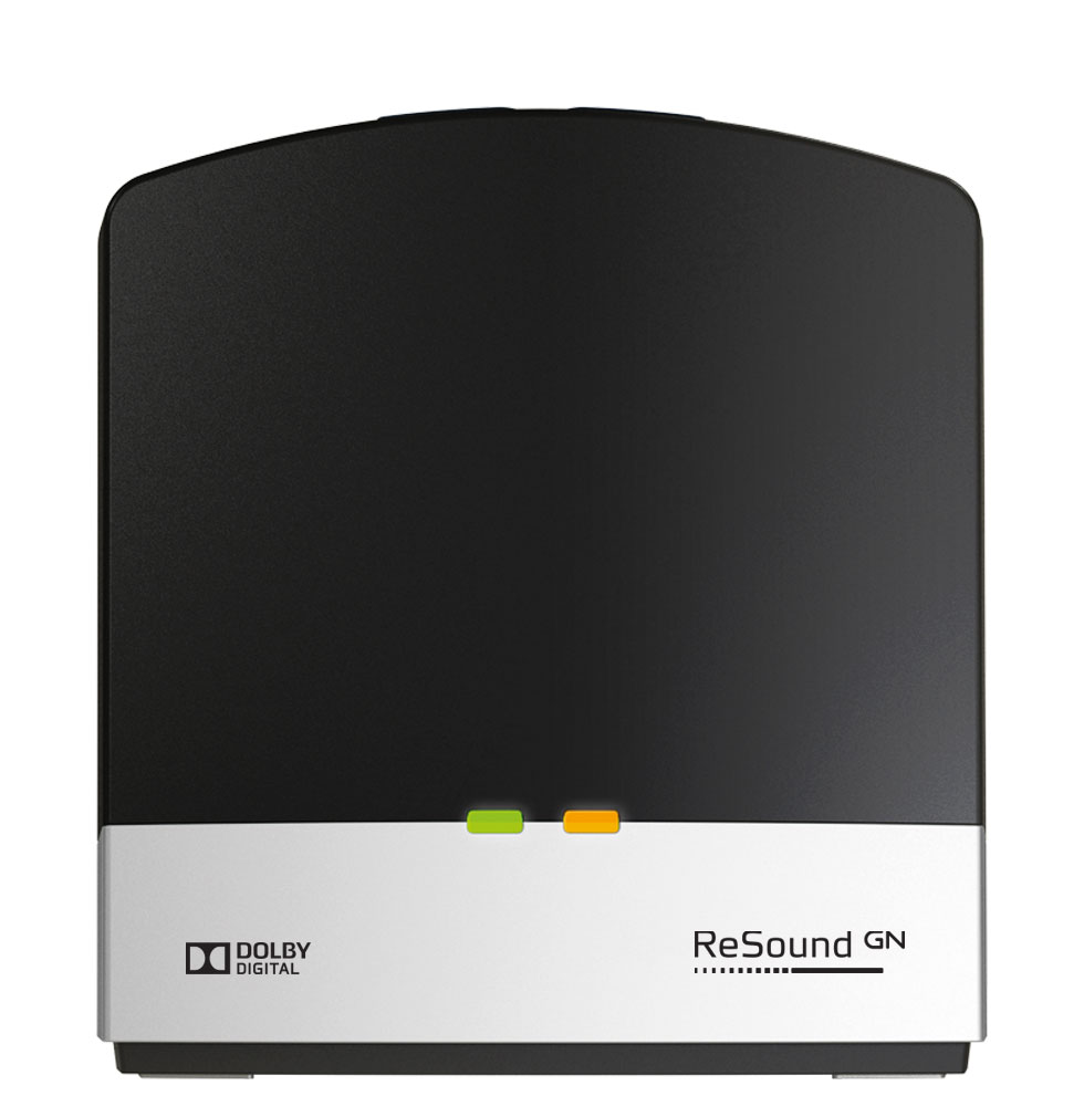 Coppia che guarda la TV utilizzando l'accessorio per apparecchi acustici ReSound TV Streamer. 