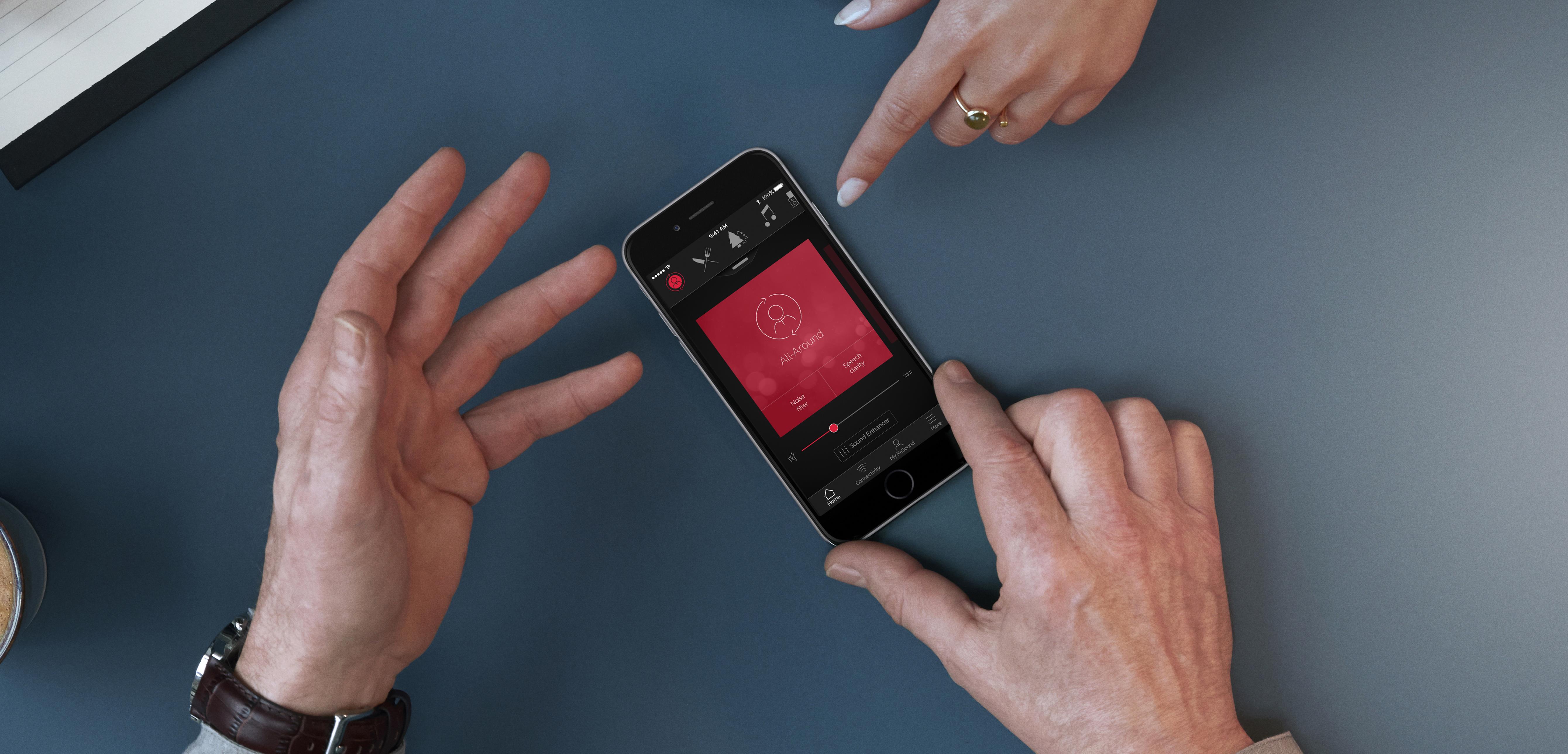 Man using the ReSound Smart 3D hearing aids app.