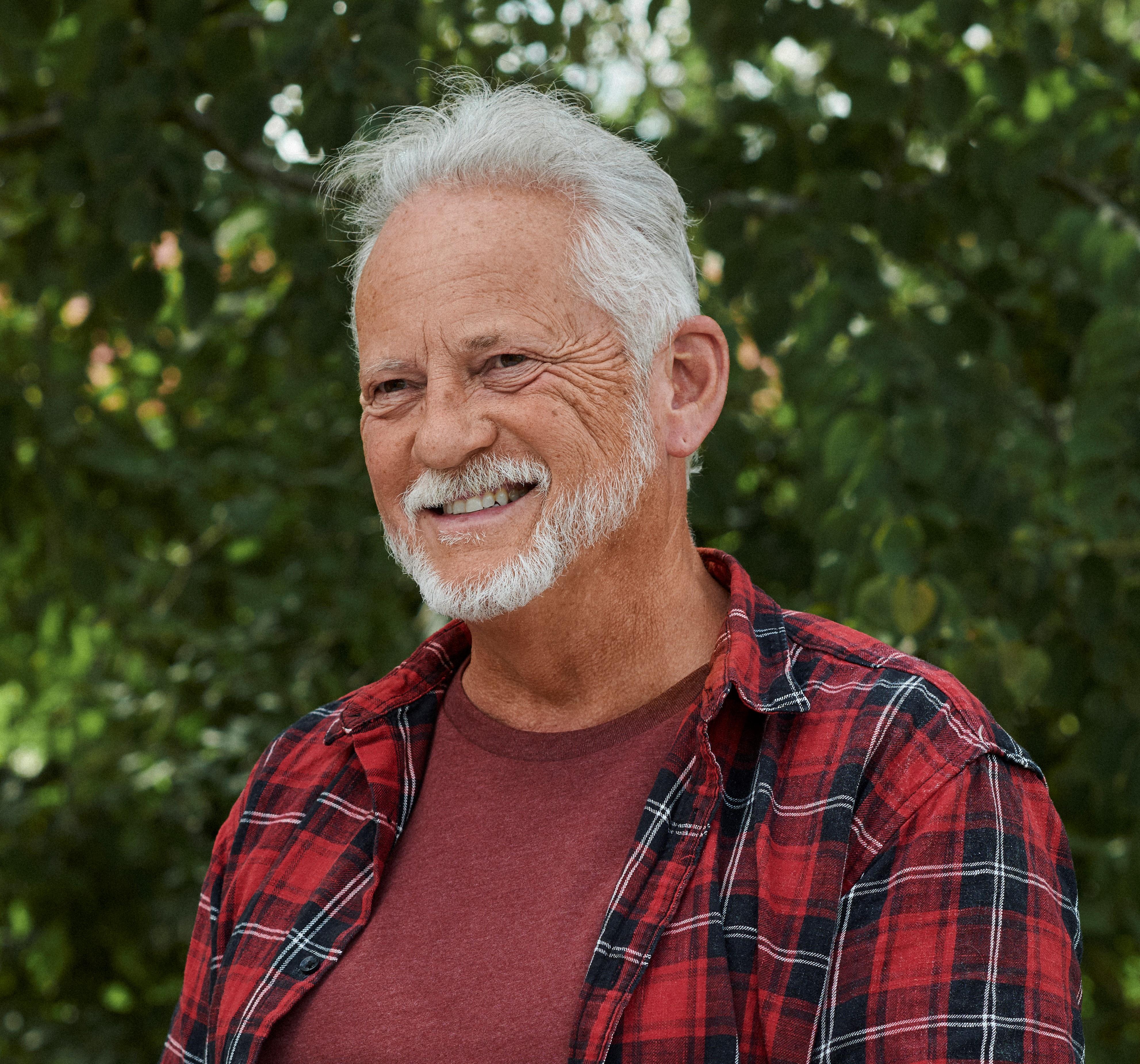 A mulher que usa LiNX 3D ajuda com um carro.