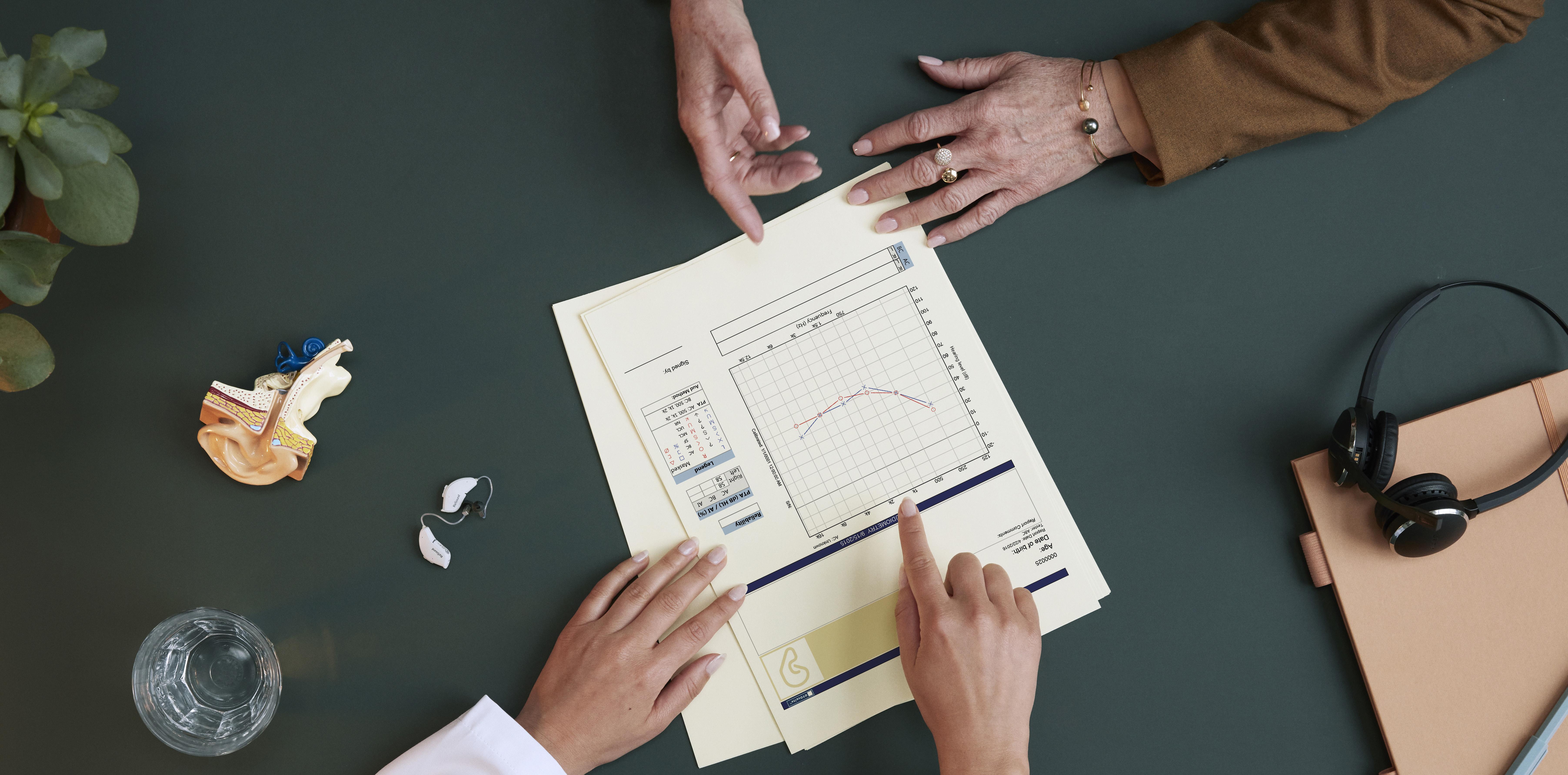 ReSound-Hörgeräteakustiker im Gespräch mit einem Patienten.