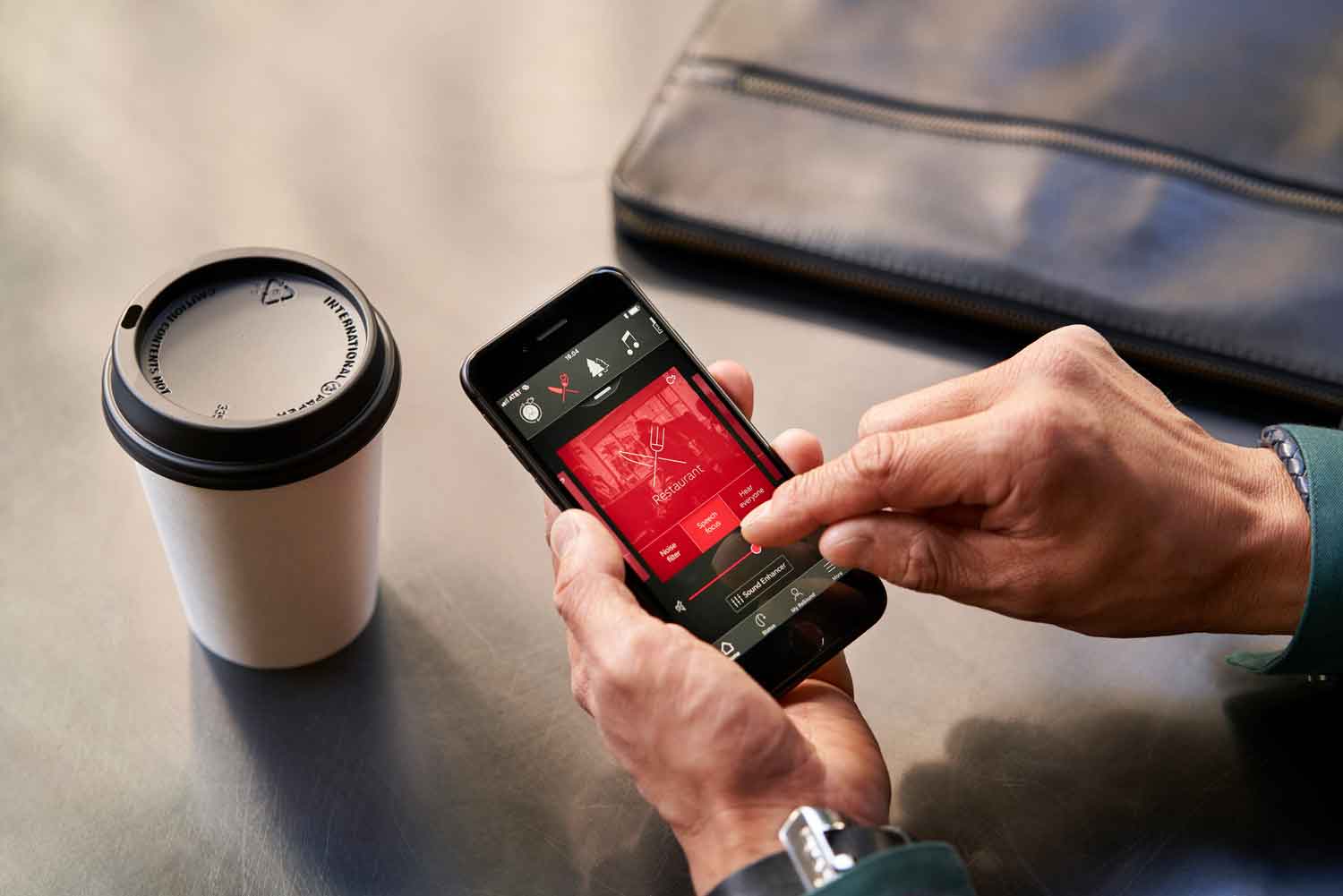 Mujer utilizando audífonos ReSound LiNX3D y transmitiendo sonido desde ellos a través de su teléfono Android.