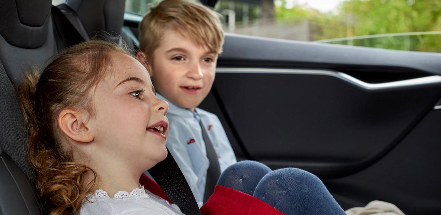 Kleines Mädchen trägt ReSound-Hörsysteme.