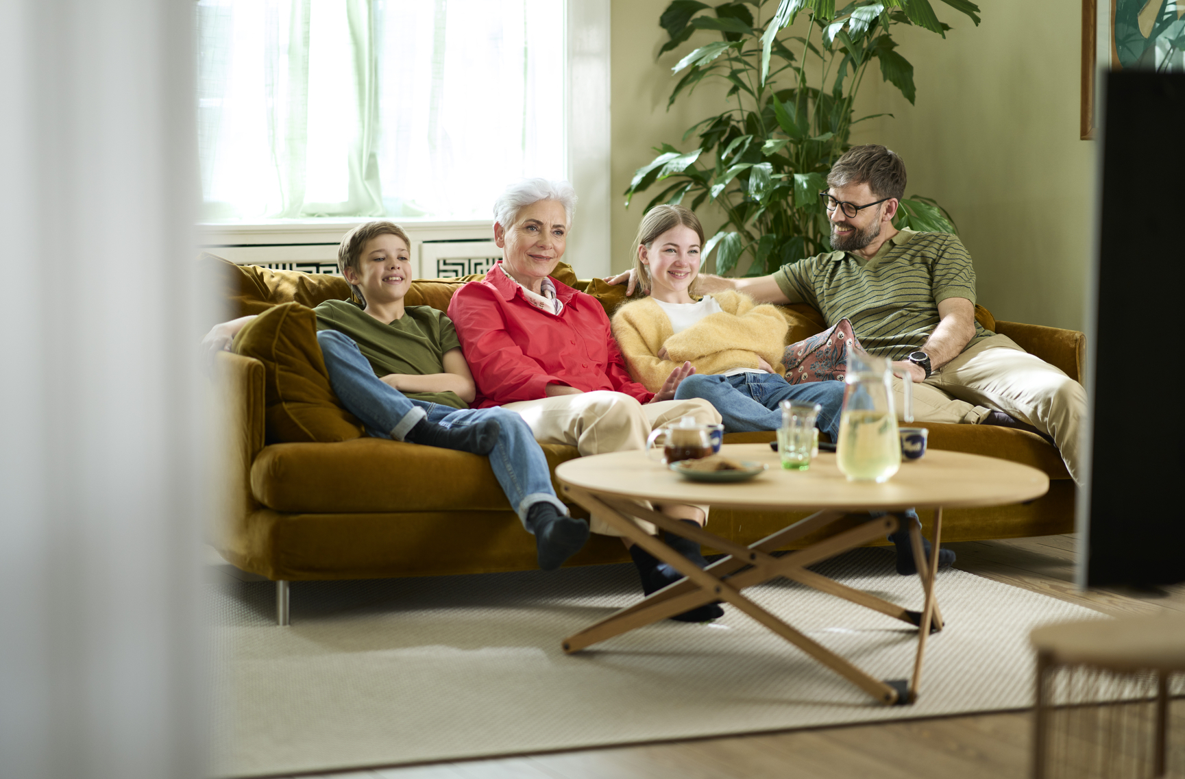ReSound Nexia: family watching TV