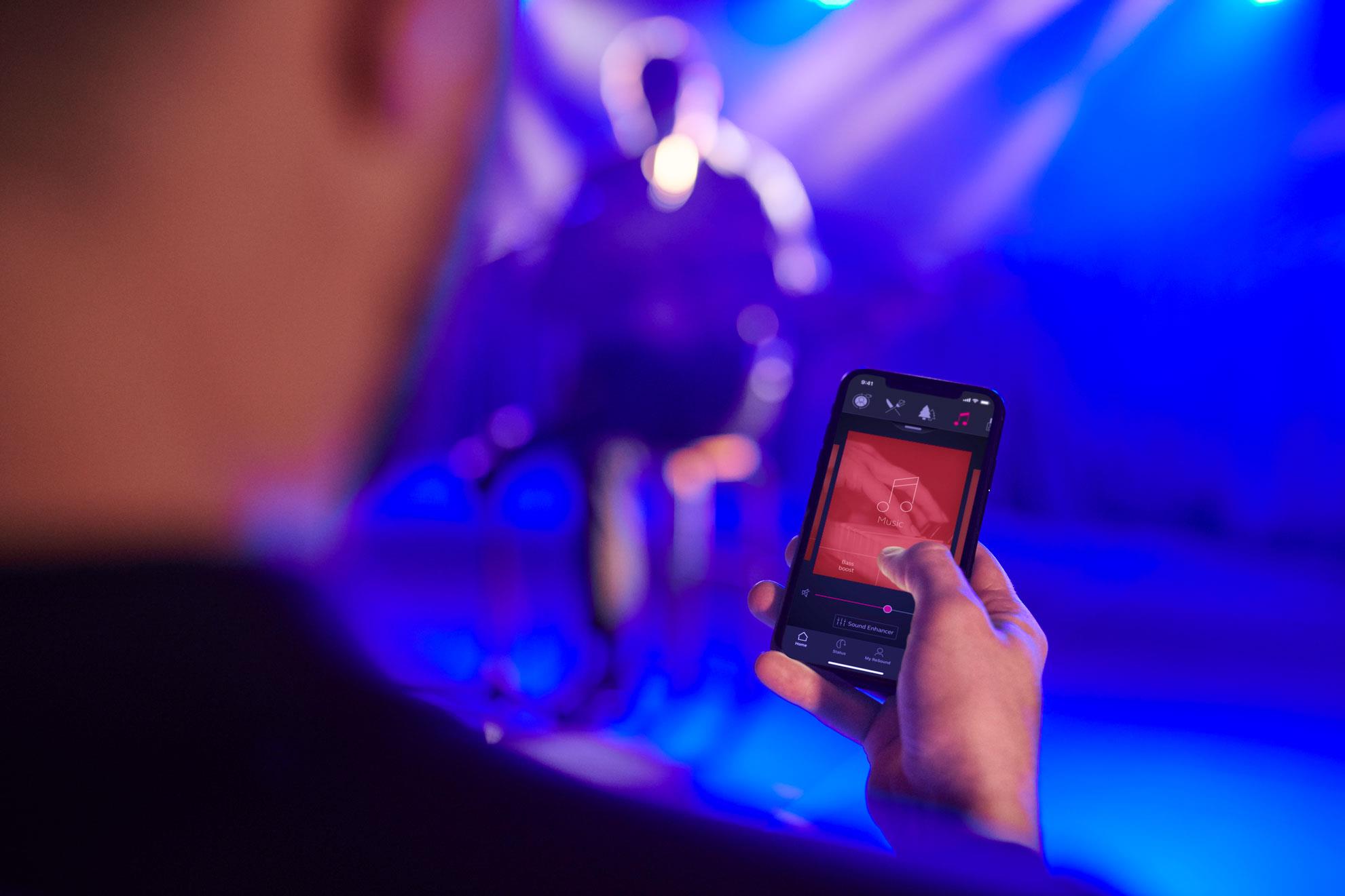 Uomo con telecomando | Apparecchi acustici Resound