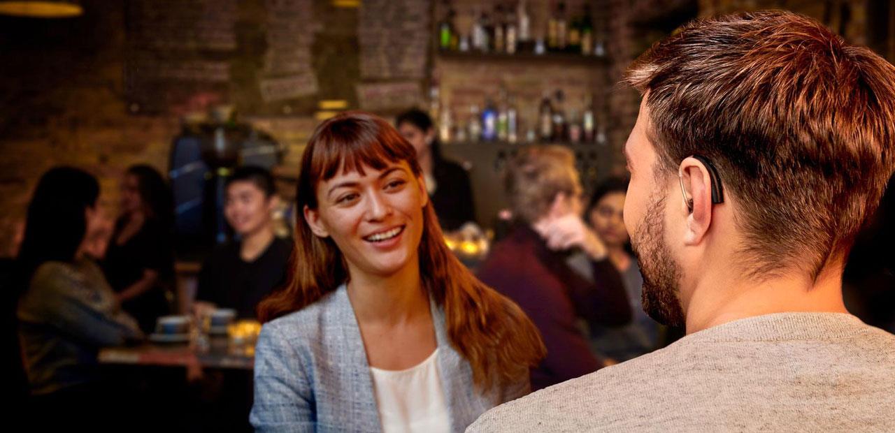 Mann trägt zwei leistungsstarke ENZO²-Hörsysteme.