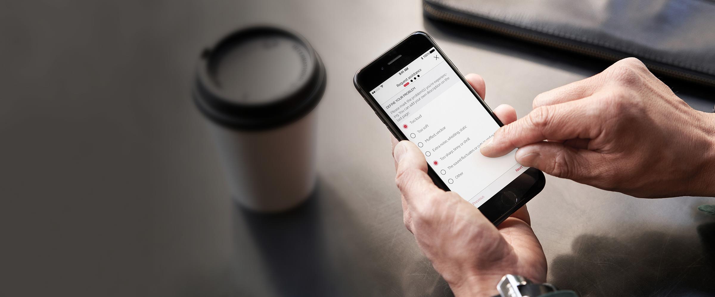 Uomo che usa l'app ReSound Smart 3D 