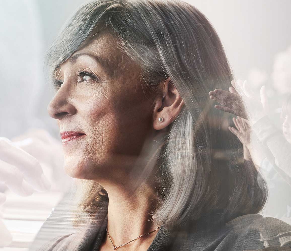 Ladattavien ReSound LiNX Quattro -kuulokojeiden käyttäjä nauttii musiikkiesityksestä.