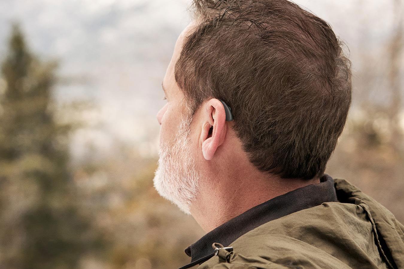Uomo con apparecchio acustico | Apparecchi acustici Resound