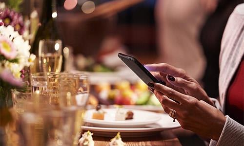 Hombre utilizando la aplicación de audífonos ReSound Smart.