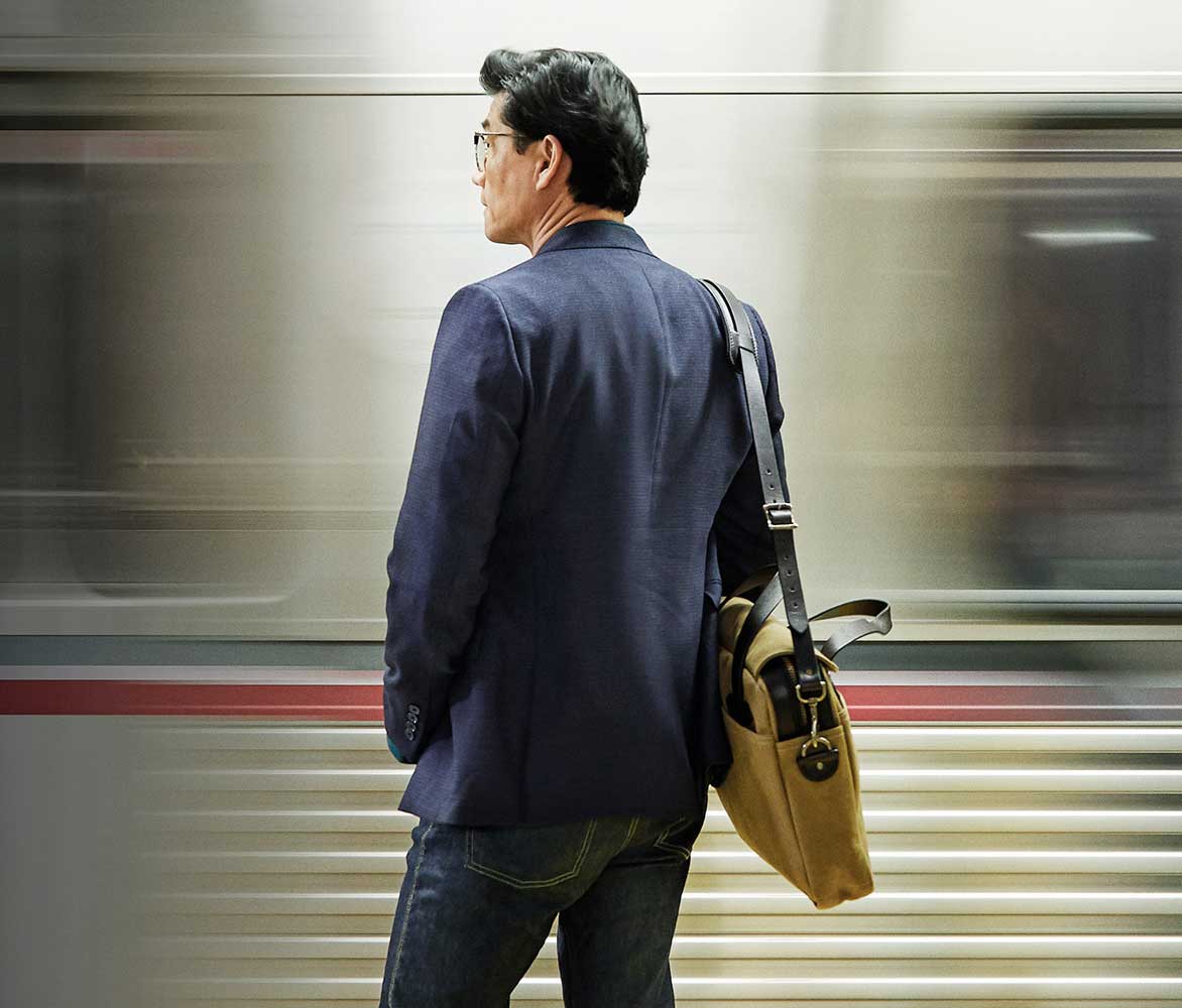 Uomo felice che indossa gli apparecchi acustici LiNX Quattro e che usa ReSound Assist. 