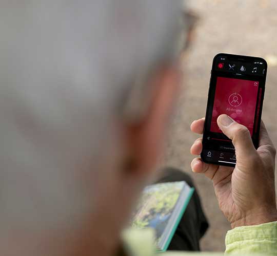 Mann steuert seine Hörsysteme über seine ReSound Smart 3D App