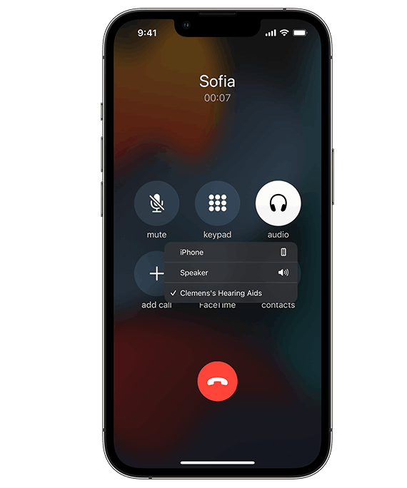 iPhone, das einen Anruf anzeigt, der in die Hörsysteme des Benutzers gestreamt wird