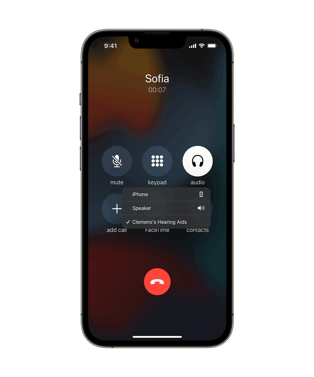 iPhone mostrando una llamada transmitida a los audífonos del usuario