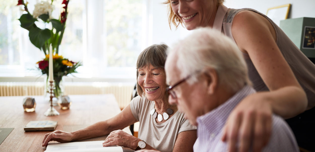 Großmutter trägt Hörsysteme und unterhält sich mit ihren Enkelkindern.