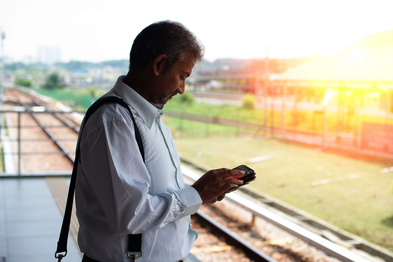 Chef che indossa gli apparecchi acustici ReSound al lavoro.