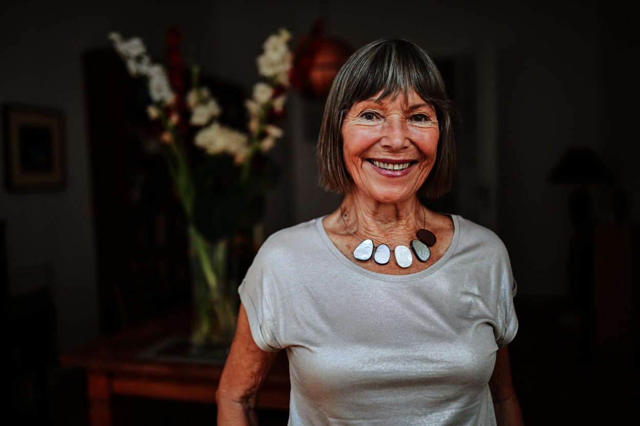 Frau trägt ReSound-LiNX-3D-Hörsysteme.