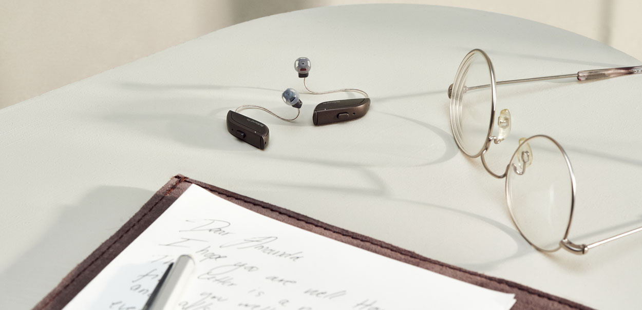 Mann mit ReSound-Hörsystemen. 